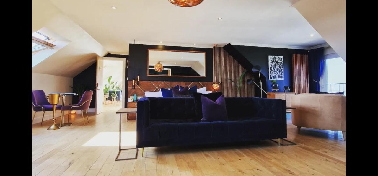 New Amazing The Black Wolf Suite The Grumpy Schnauzer B&B Эйрдри Экстерьер фото