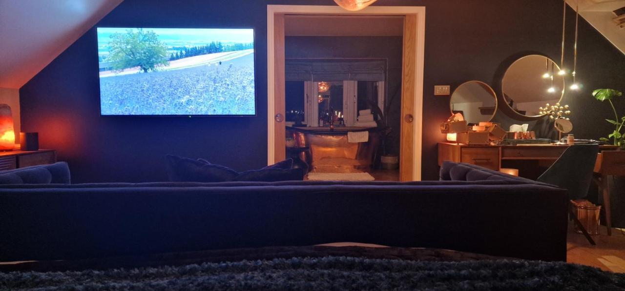 New Amazing The Black Wolf Suite The Grumpy Schnauzer B&B Эйрдри Экстерьер фото