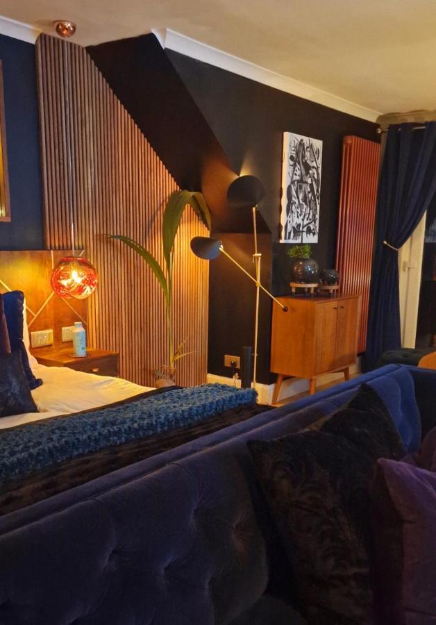 New Amazing The Black Wolf Suite The Grumpy Schnauzer B&B Эйрдри Экстерьер фото